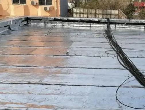 平乡卫生间漏水维修公司分享下平乡屋面楼顶防水刚性防水层施工要点。